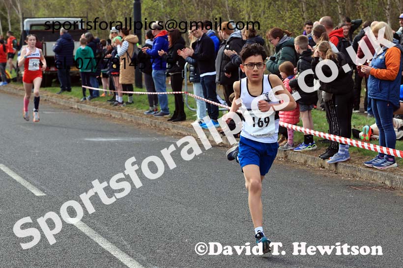 Boys and Girls under-13s, 2025 Elswick Harriers Good Friday Road Relays, Newburn, Newcastle upon Tyne. Photo: David T. Hewitson/Sports for All Pics